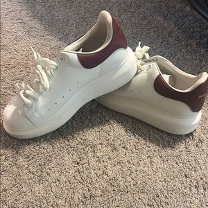 Chic White Sneakers with Maroon Highlights